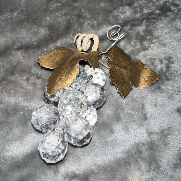 Vintage Acrylic Lucite Grapes Cluster Bright Clear Faceted Gold Shiny Leaves - Picture 2 of 8